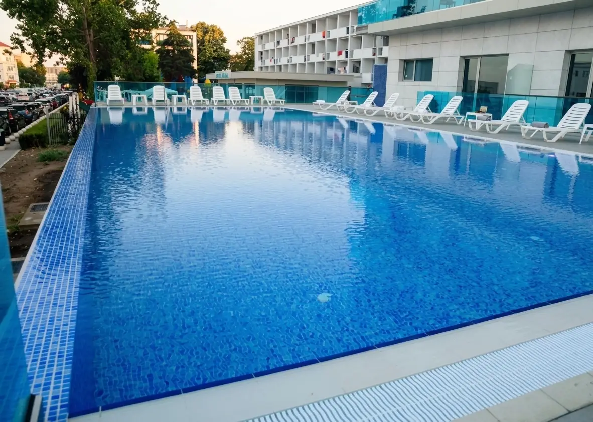 Outdoor pool at Hotel Union